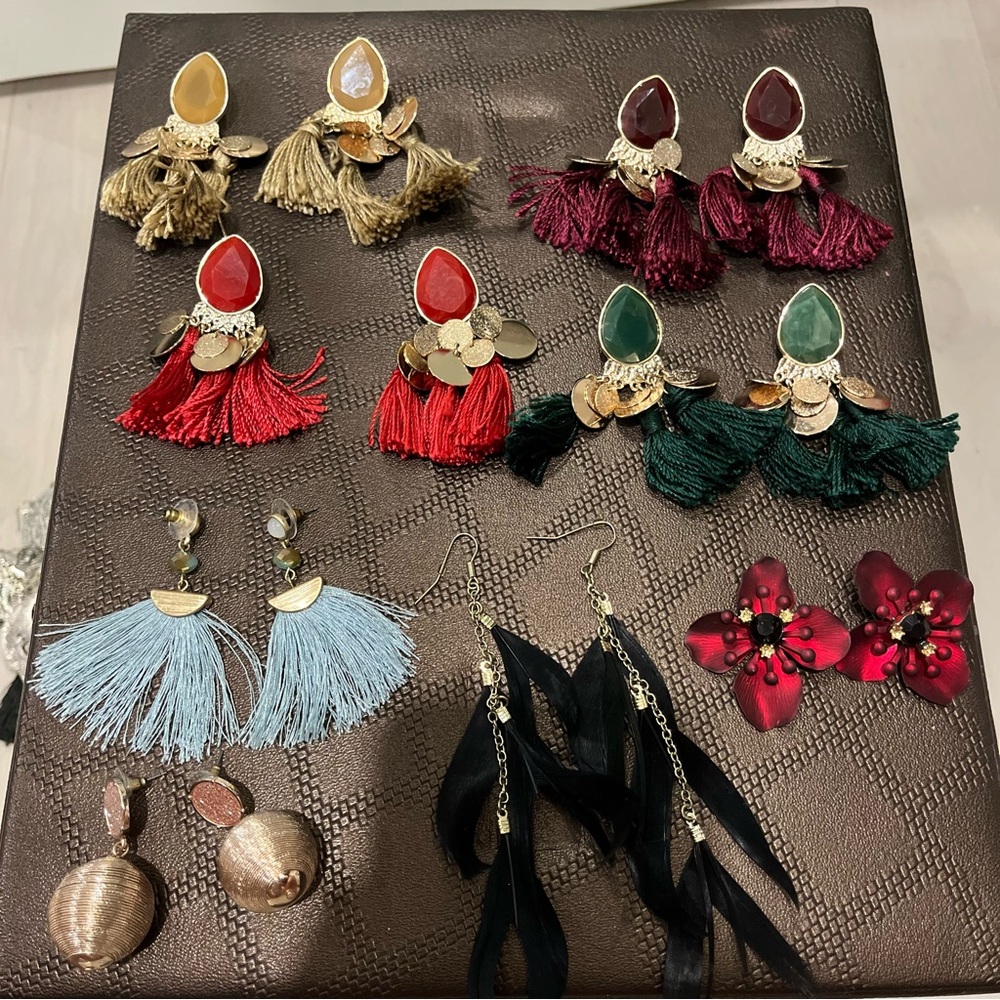 8 pairs of fashion earrings